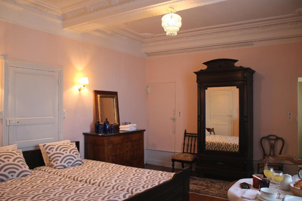 Chambres D'Hotes La Distillerie B&B Saint-Germain-du-Bois Ruang foto